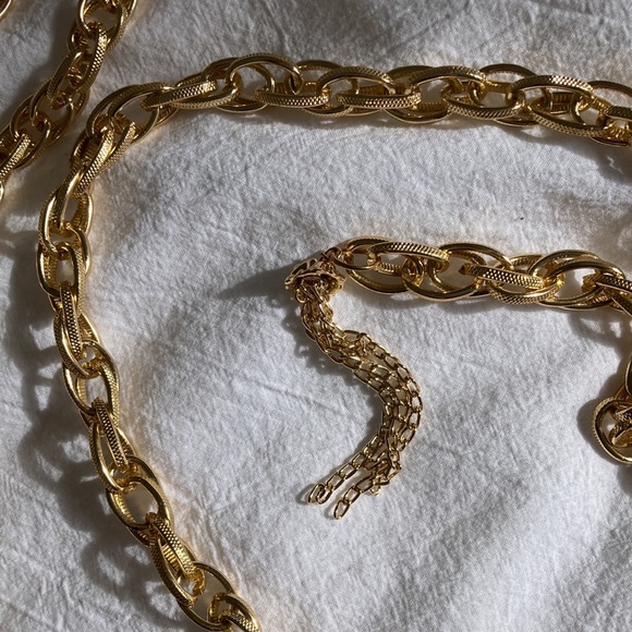 Vintage gold-toned chains - Picture 2 of 2